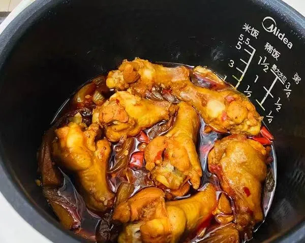 不需要厨艺的减脂餐——电饭煲焖鸡腿 用料 · 小鸡腿（鸡翅根）（1斤，大概8-10个） · 洋葱（1/4个） · 姜（10片） · 蒜（4瓣） ·
